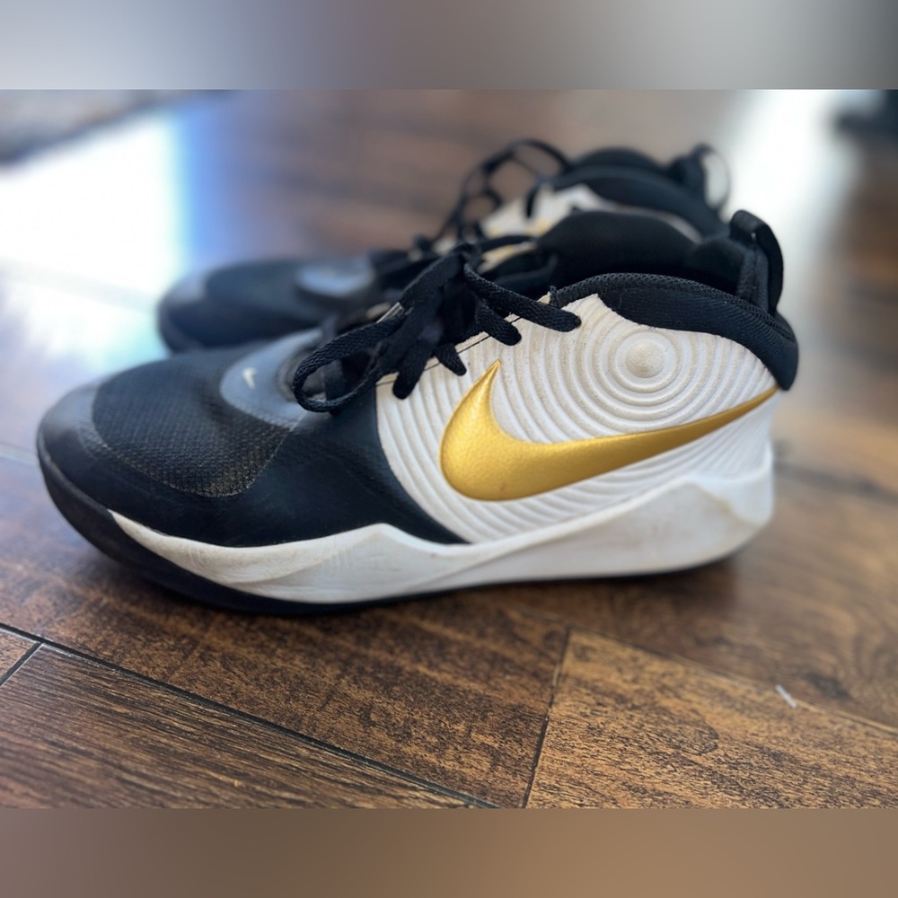 Youth Nike hustler basketball shoes Y5.5